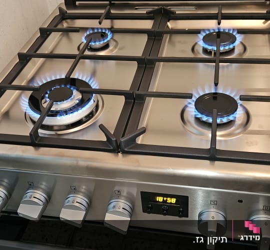 כיריים גז עם להבות כחולות במטבח